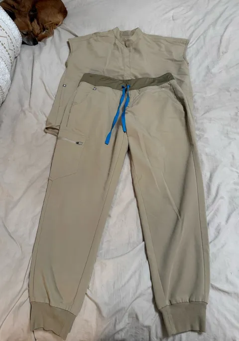 FIGS Scrubs Set