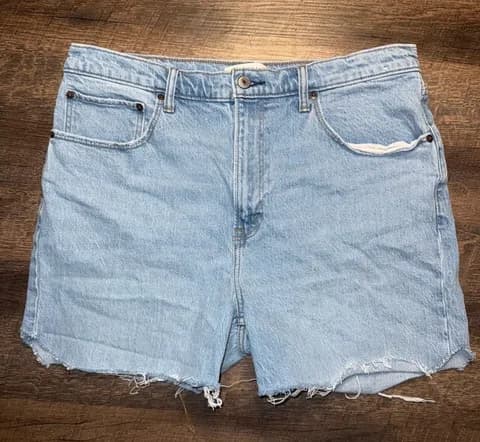 Abercrombie & Fitch The 90’s Relaxed Jean High Rise Jean Shorts Size 32/14/XL