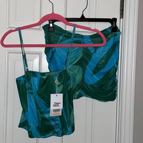 SET! Brand new. Green blue print. Medium