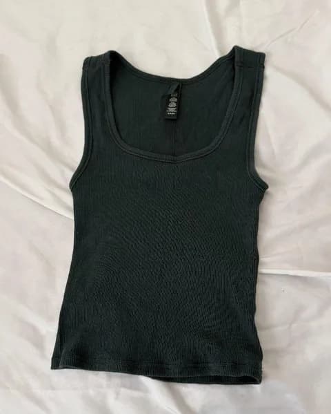 skims tank top Size small Condition: NWOT Color: green Details : - comfy E