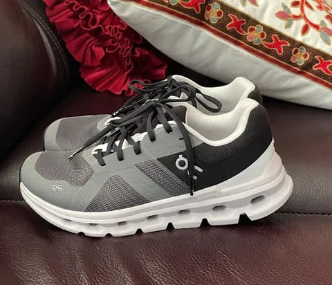 On Cloudflyer 4 Women's pre loved color in grey size 8.5 wear once in store color in Trey/black/white
