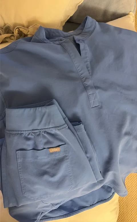 FIGS Scrubs Set