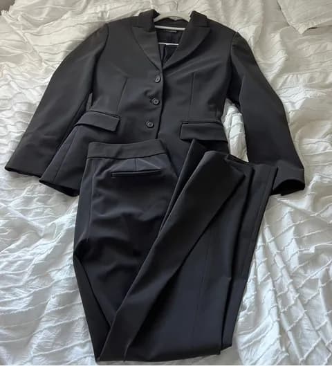Tahari suit
Size 6