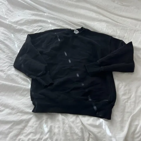 Aritzia crewneck Size small Condition: NWT Color: black Details : - Cozy flee