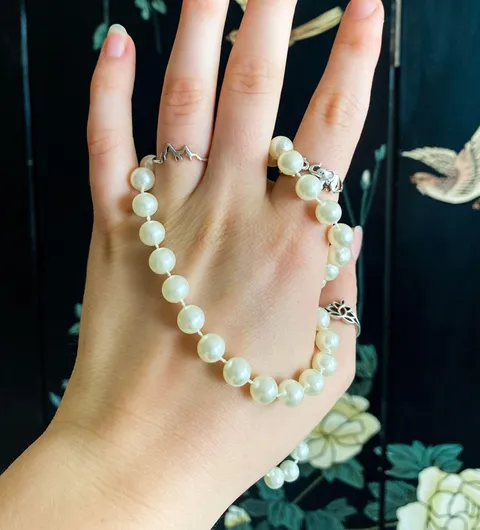 Pearl necklace White