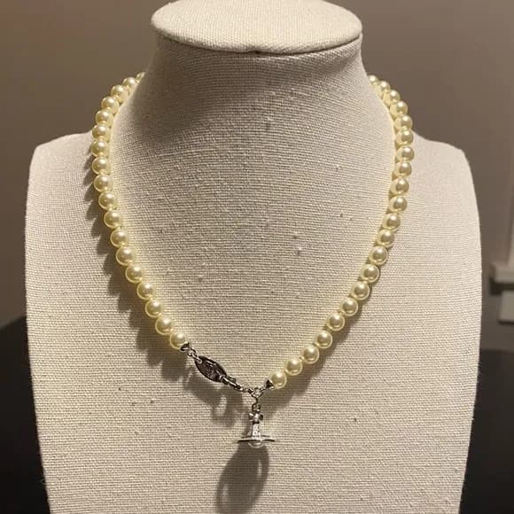 Vivienne Westwood faux pearl and Saturn orb pendant choker, new.